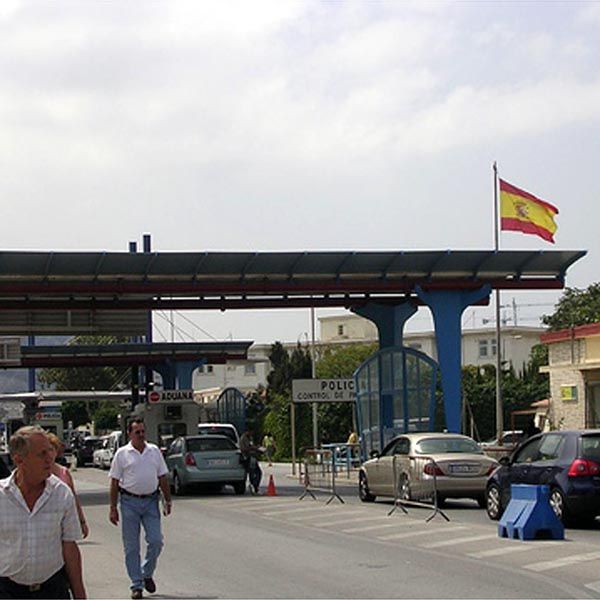 La frontera de Ceuta recupera la normalidad tras el día de luto
