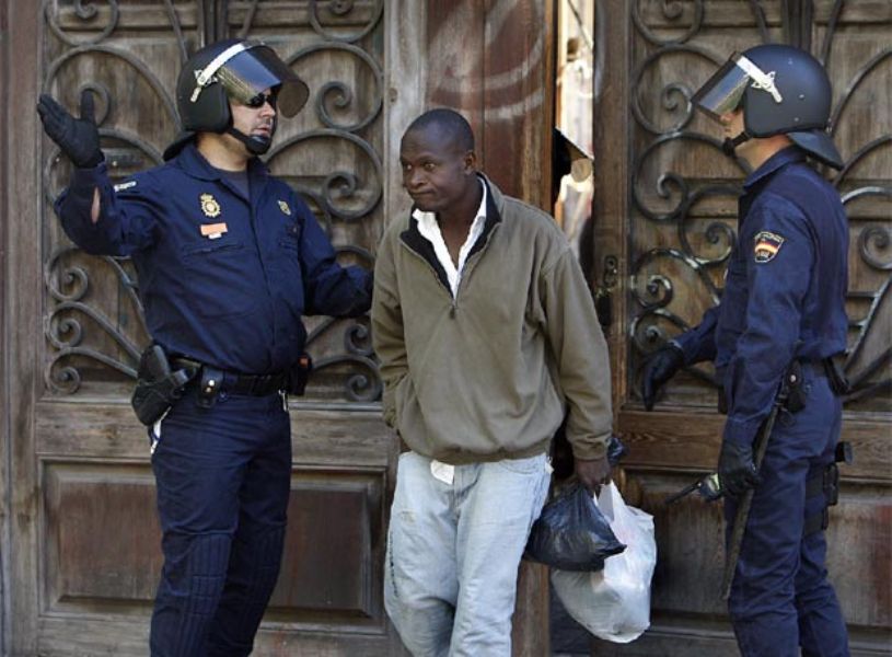 Amnistía pide que se investiguen las denuncias por torturas a inmigrantes en España