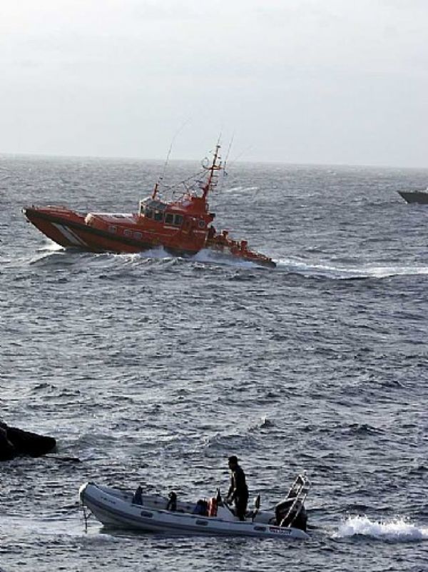 Salvamento Marítimo continúa la búsqueda de cuerpos procedentes de la patera naufragada en Tánger
