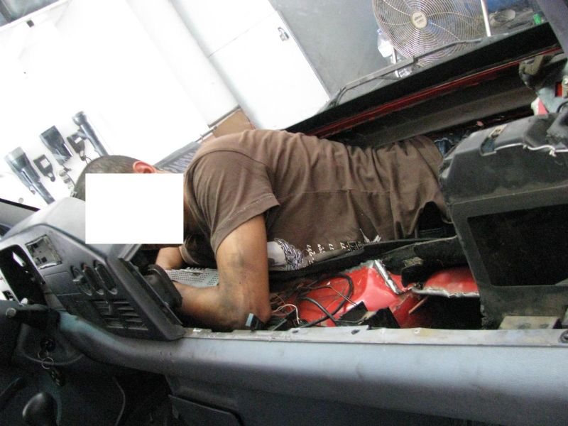 Hallan en la frontera de Melilla a un inmigrante aprisionado en el salpicadero de un coche