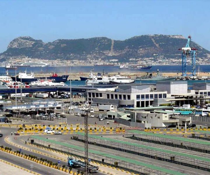 Detenidos dos marroques que se lanzaron al mar desde un ferry en el Puerto de Algeciras