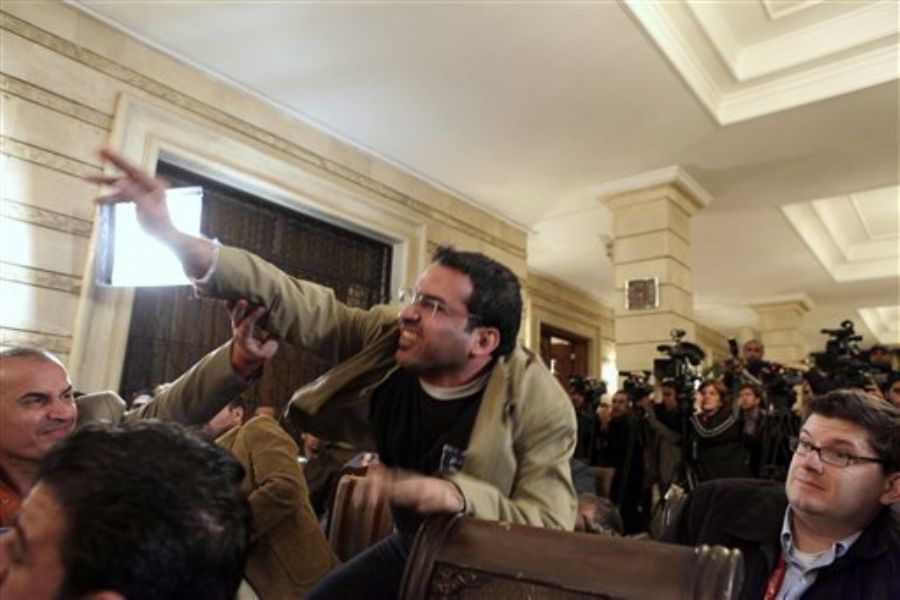 Sale de la prisin el periodista iraqu que lanz sus zapatos a Bush