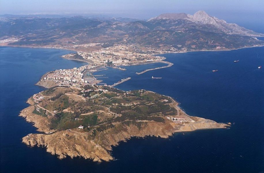 Entregan a Marruecos una balsa con 8 inmigrantes que intentaba llegar a Ceuta