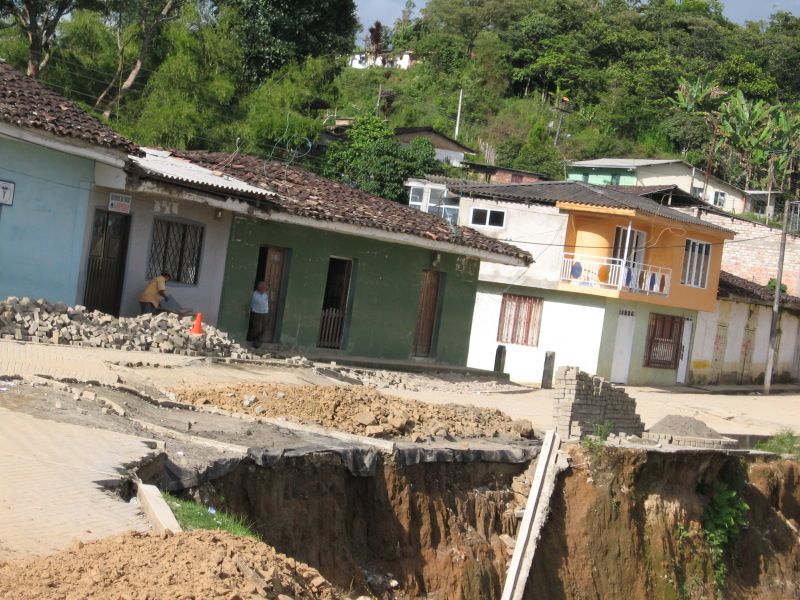 El hundimiento de una casa provoca la muerte de cinco personas en Taza