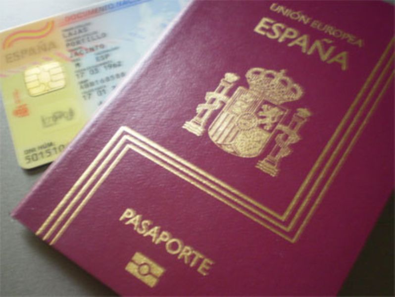 Un congoleo intenta entrar a Espaa con un pasaporte de mujer