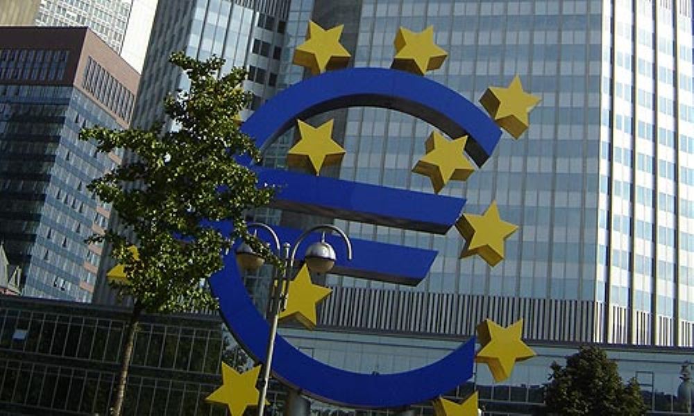 La eurozona sale de la recesión con un crecimiento del 0,4%