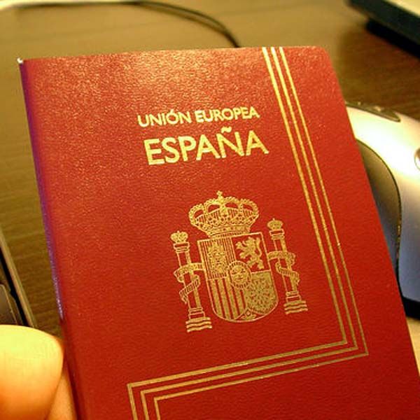 España nacionaliza casi cien inmigrantes al día