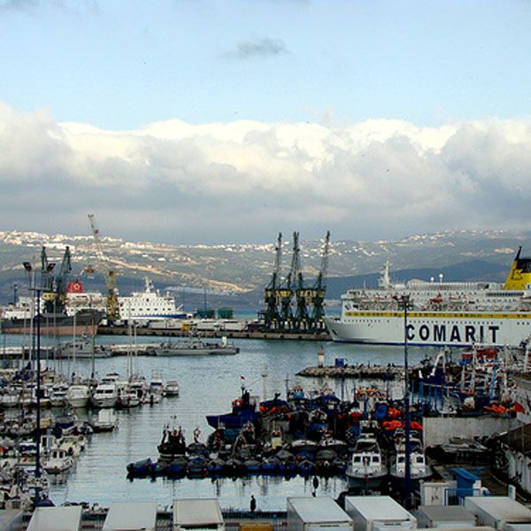Mohamed VI firma dos convenios para la  reconversin del  puerto Tnger-Ciudad