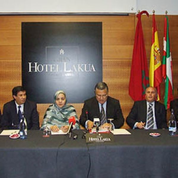 Mansouri, se entrevista  con la Presidenta del Parlamento vasco