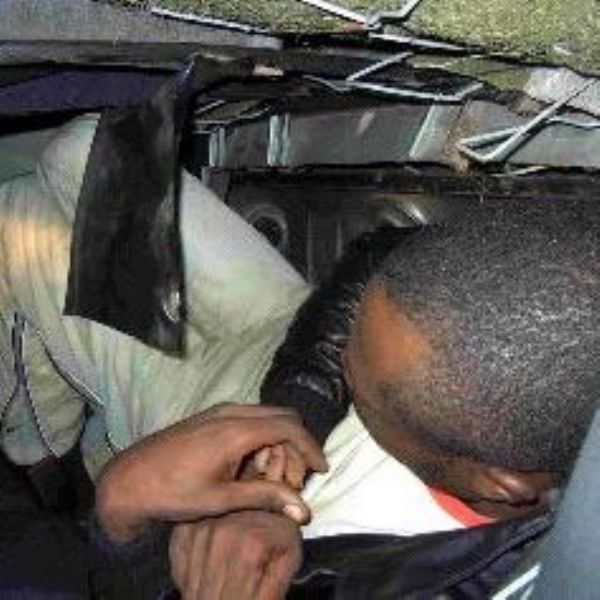 Descubren a tres subsaharianos en el maletero de un coche