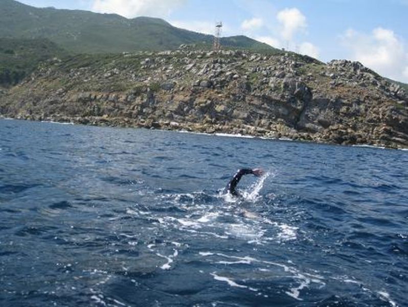 Ocho nadadores cruzan el Estrecho de Gibraltar en apoyo a afectados por cnceres hematolgicos