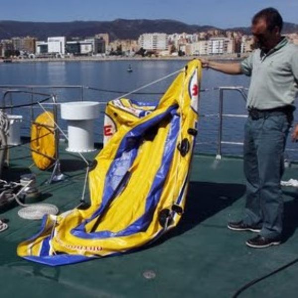 Rescatados seis inmigrantes marroques que intentaban cruzar El Estrecho en una barca hinchable