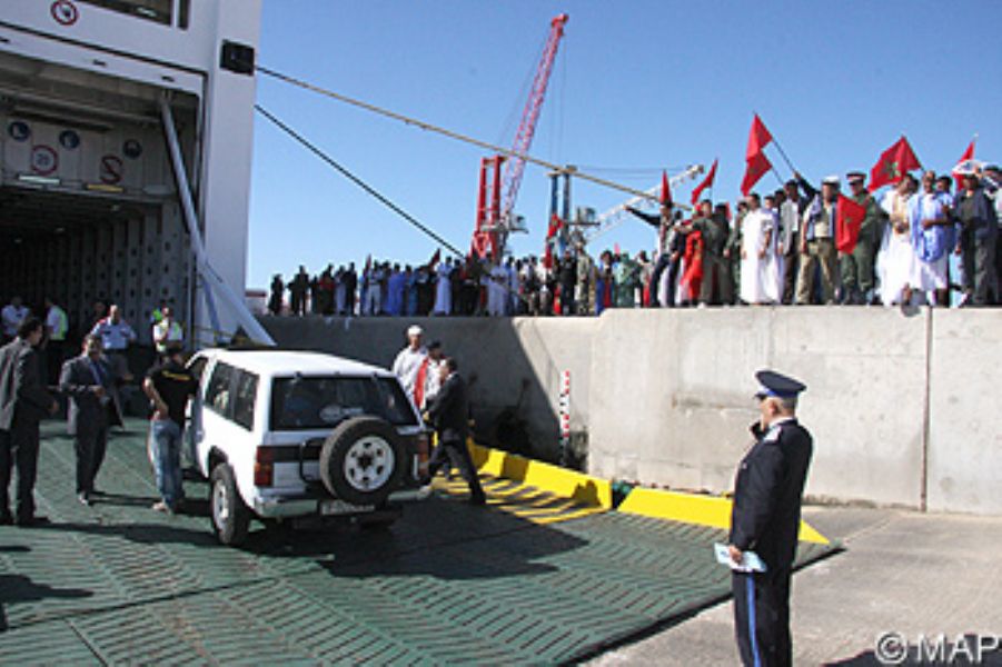 Cientos de marroques impiden a 15 activistas espaoles desembarcar en el puerto de Laayn