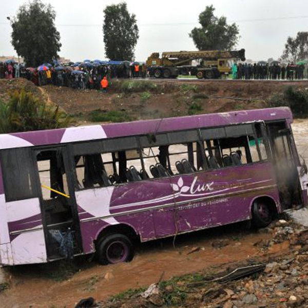 Veinticuatro muertos al caer un autobs en un ro en Buznika