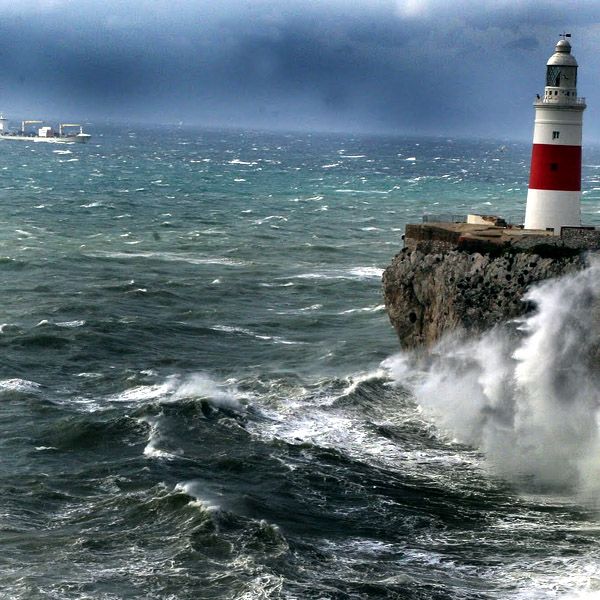 Cerrado por mal tiempo el puerto de Tarifa y el de Algeciras empieza a sufrir cancelaciones