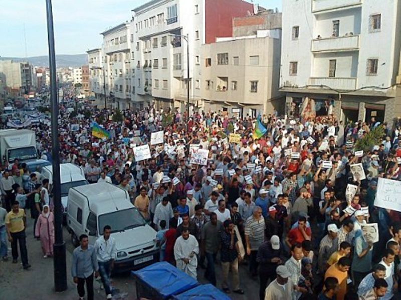 Miles de participantes en las marchas de apoyo a la Constitucin