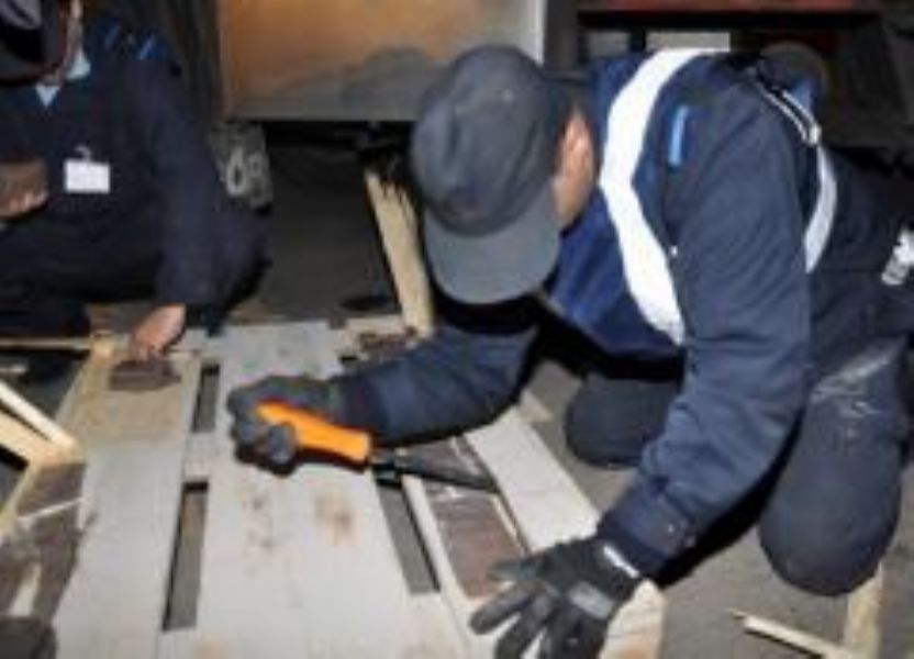 La policia de Tánger Med incauta 878 kilogramos de hachís oculta en un autocar