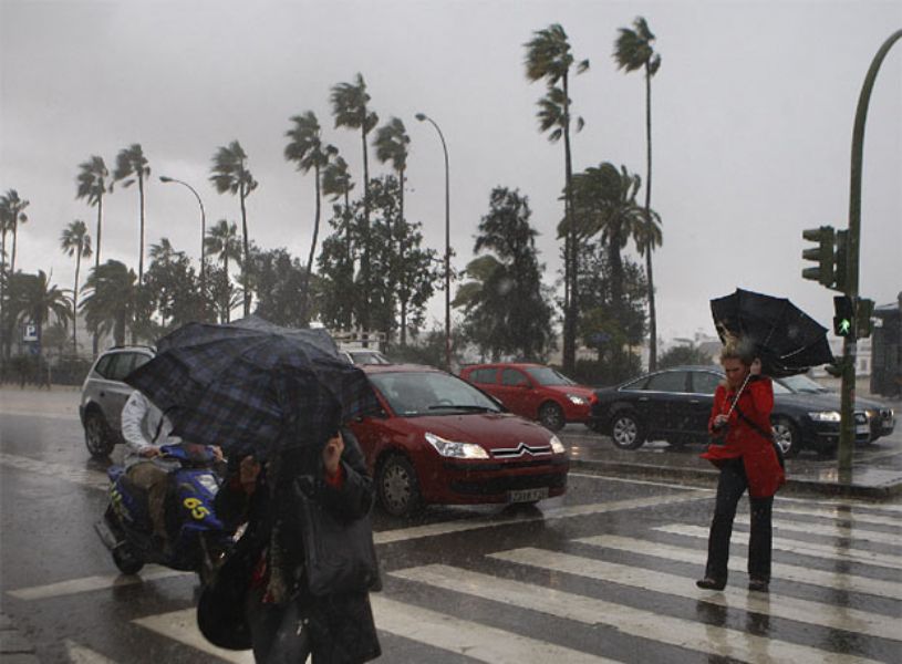 Alertan de un posible tornado en Cádiz y declaran la alerta naranja por vientos en el Estrecho