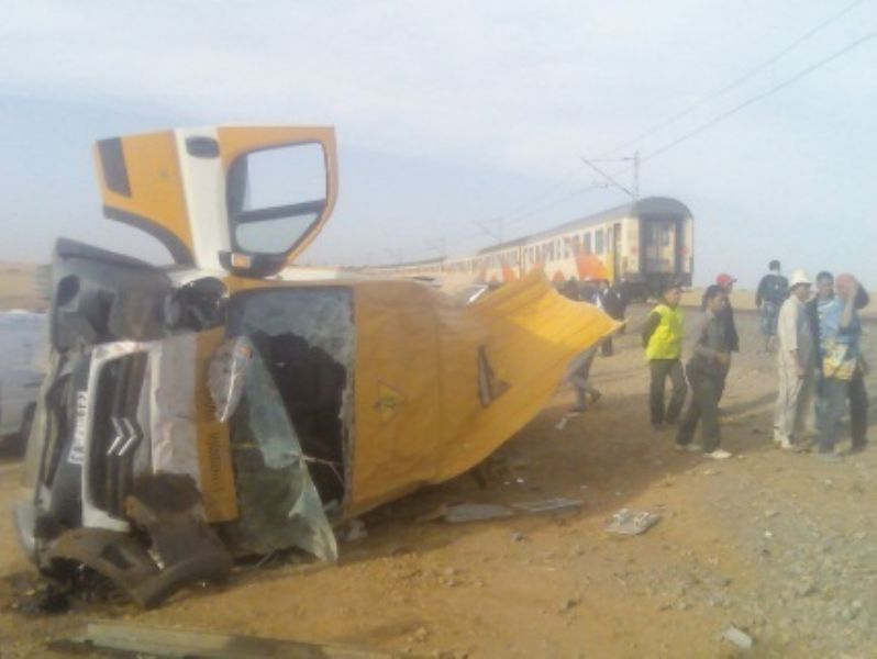 Cuatro nios muertos y 16 heridos al arrollar un tren a un autobs escolar