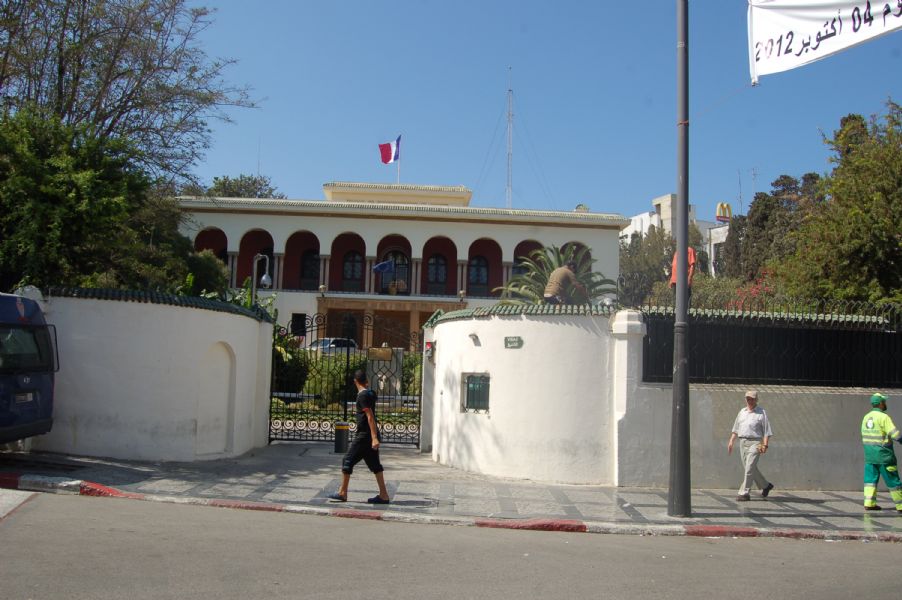 Francia no cierra su Consulado y centros en Tnger
