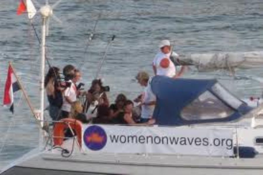 El velero proaborto 'Women on Waves' ofrece informacin en Marina Smir