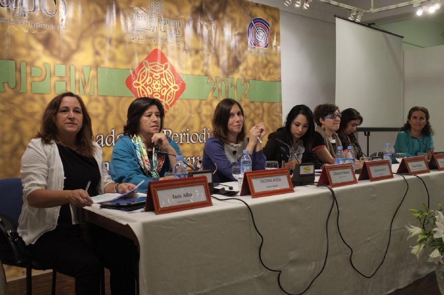 Mesa redonda en defensa de la mujer periodista