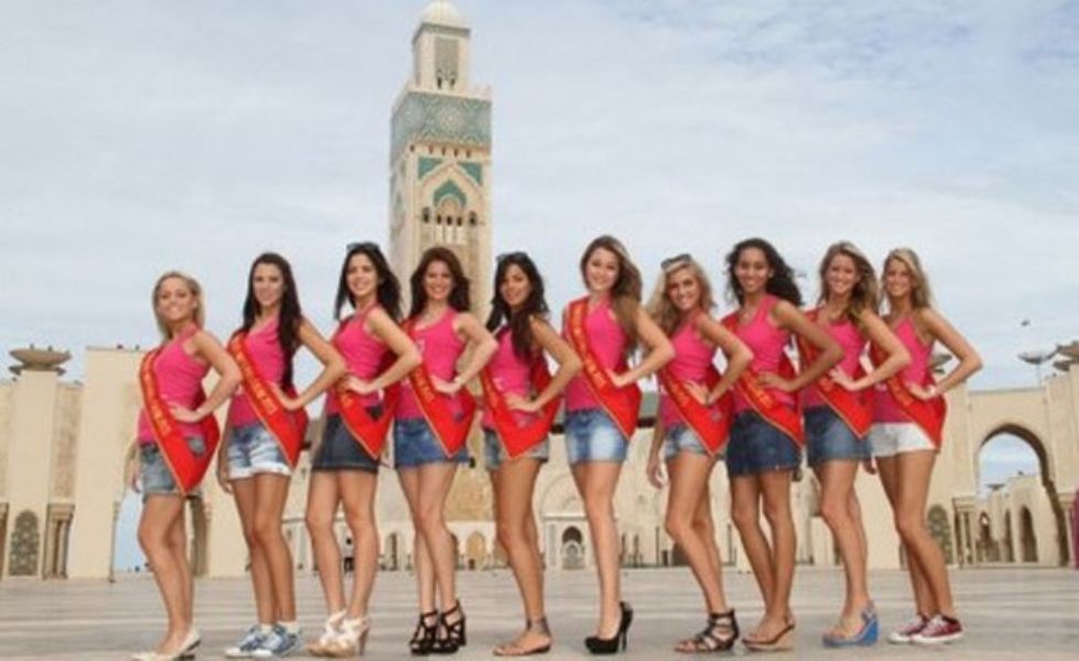 Polmica por una foto de las candidatas a Miss Blgica ante la mezquita Hassan II