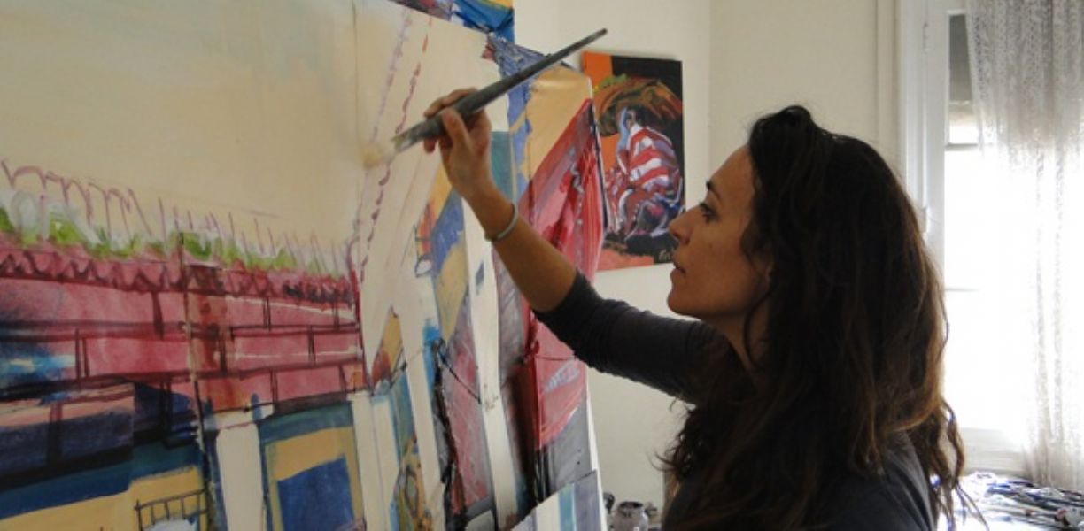 La pintora española Carla Querejeta expone su pintura en Tánger