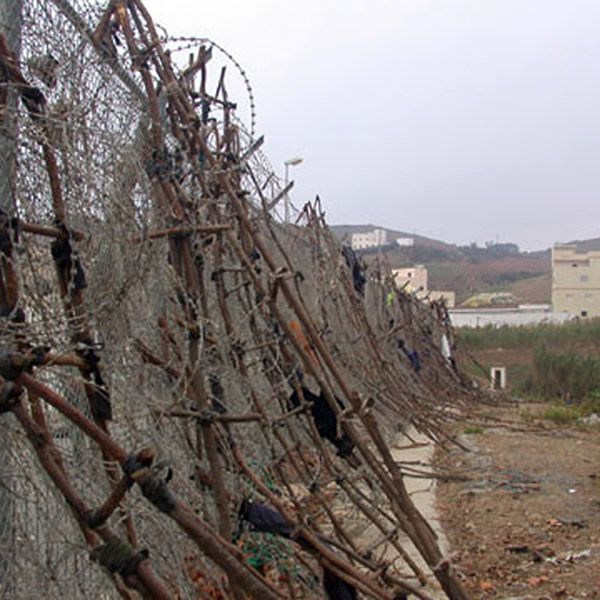 Cuatro inmigrantes son interceptados al intentar saltar la valla fronteriza de Ceuta