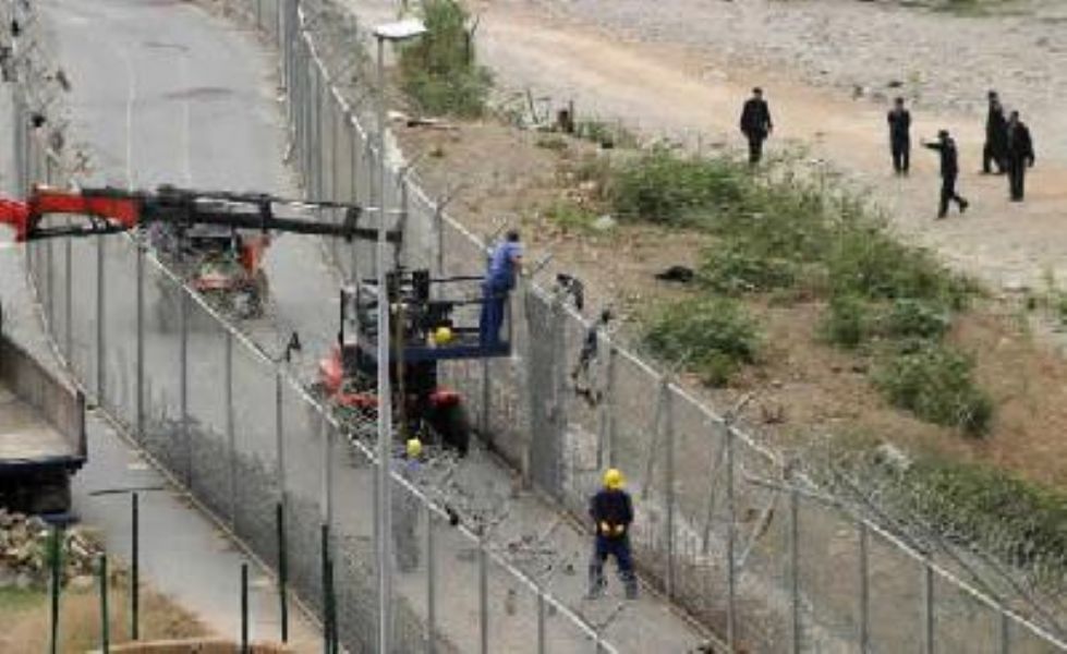 Marruecos evita una avalancha de unos 200 inmigrantes en la valla de Melilla
