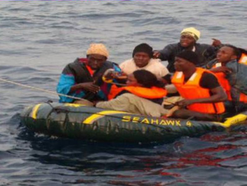 Espaa y Marruecos rescatan a 94 inmigrantes en 10 pateras en el Estrecho