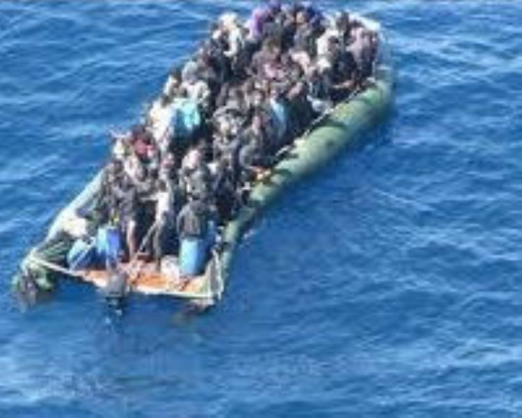 Marruecos rescata a diez inmigrantes en aguas del Estrecho
