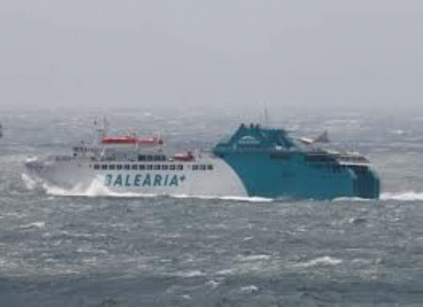 El puerto de Tarifa sigue cerrado por el temporal de viento de levante