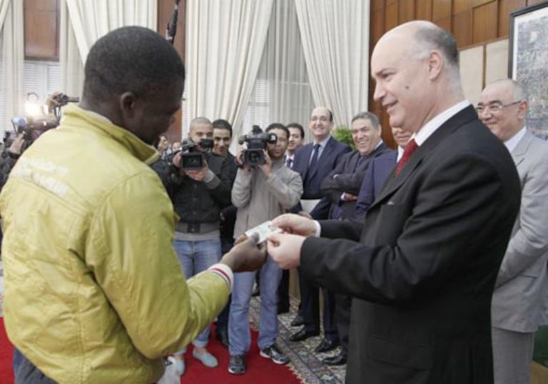 Marruecos otorga las primeras tarjetas de residencia a emigrantes regularizados