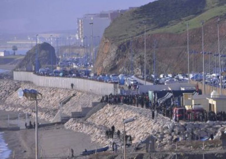 Espaa y Marruecos evitan dos nuevos asaltos masivos a la valla de Ceuta