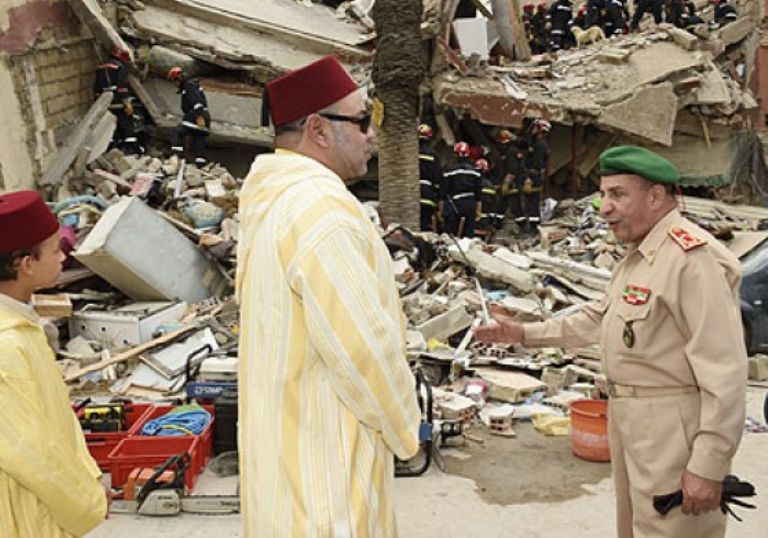 El rey Mohamed VI visita a las vctimas de los edificios derrumbados en Casablanca