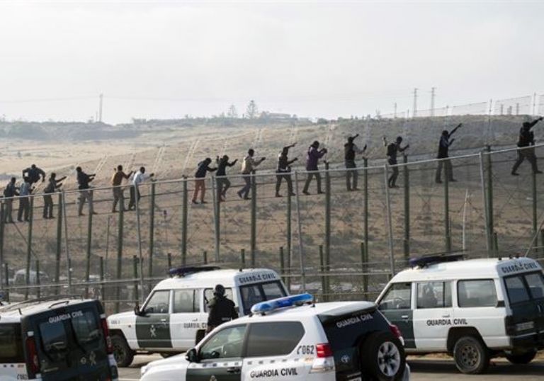 Una treintena de inmigrantes logra superar la valla de Melilla