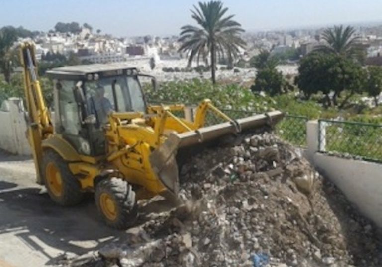 Campaa de retirada de escombros en el Cementerio musulmn