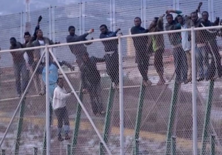 Marruecos evita que 30 inmigrantes entren a Melilla saltando la valla
