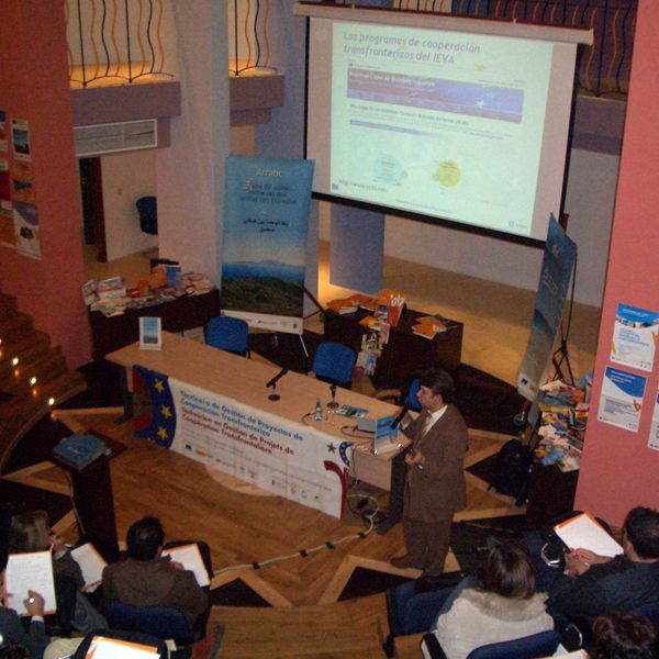 Una conferencia analiza el papel del Islam en Oriente y Occidente