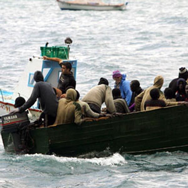 Rescatan a cuatro inmigrantes de una balsa a la deriva cerca de Ceuta