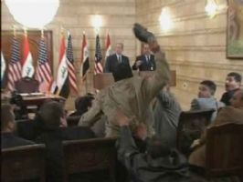 Un periodista iraquí insulta a Bush y le tira unos zapatos.