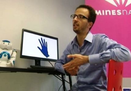 Un marroquí inventa unos guantes que traducen el lenguaje de signos